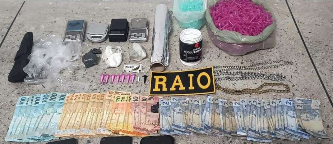 Suspeito é preso pela PMCE em posse de entorpecentes, balanças e dinheiro em Martinópole