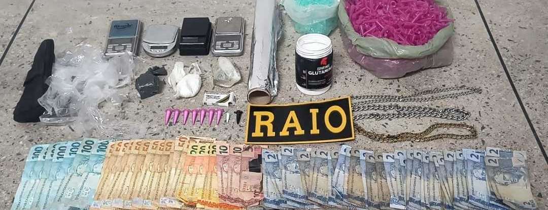 Suspeito é preso pela PMCE em posse de entorpecentes, balanças e dinheiro em Martinópole