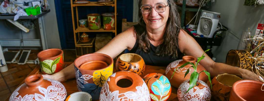 Das pinturas em cerâmica às garrafas de areia: quem são os artesãos que mantêm viva a tradição do Ceará