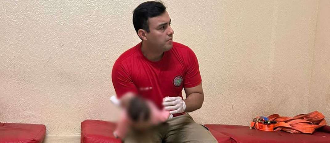 Bombeiro que salvou recém-nascida vítima de engasgo reencontra mãe e bebê