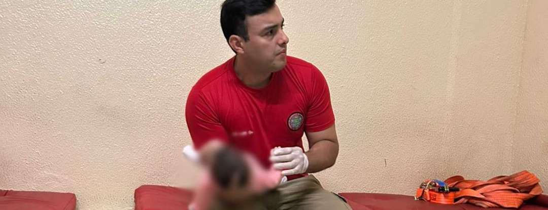 Bombeiro que salvou recém-nascida vítima de engasgo reencontra mãe e bebê