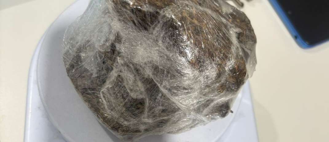 PMCE prende suspeito de tráfico de drogas pela segunda vez no ano e apreende maconha no José Walter