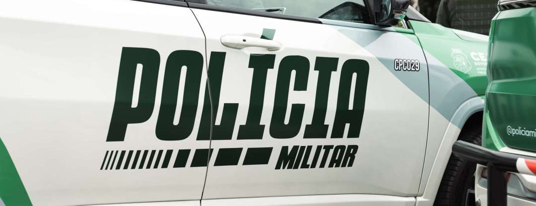 Dupla é capturada em posse de arma de fogo, munições e drogas em Parambu