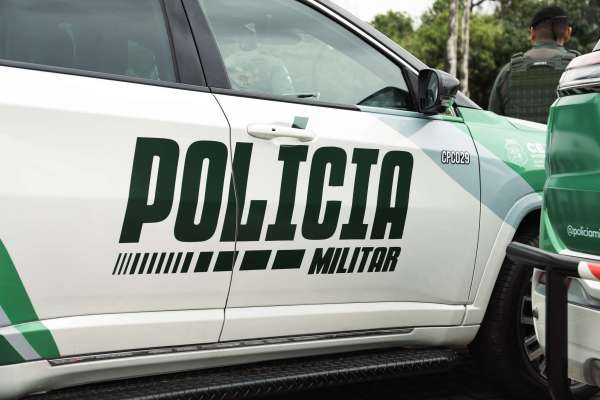 Dupla é capturada em posse de arma de fogo, munições e drogas em Parambu