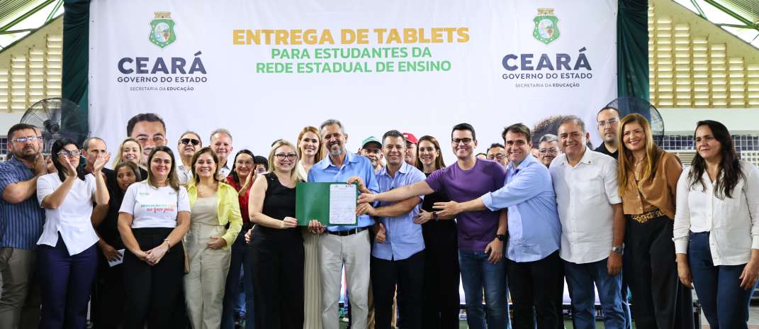 Mombaça: Governo do Ceará entrega tablets a estudantes e autoriza construção de nova estrada