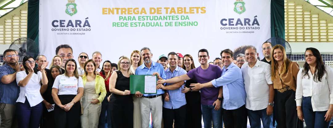 Mombaça: Governo do Ceará entrega tablets a estudantes e autoriza construção de nova estrada