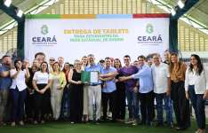 Mombaça: Governo do Ceará entrega tablets a estudantes e autoriza construção de nova estrada