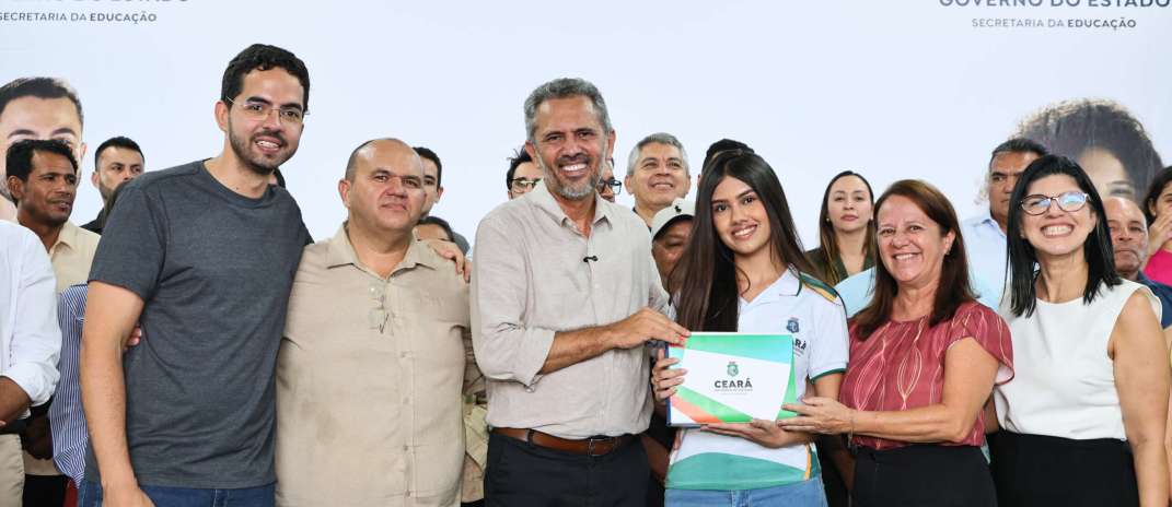 Governo do Ceará entrega tablets e Areninha na Região do Cariri