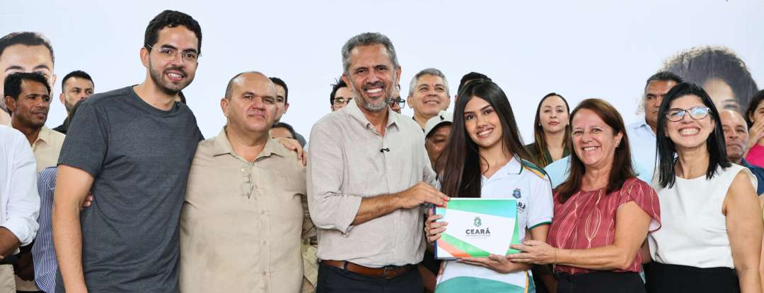 Governo do Ceará entrega tablets e Areninha na Região do Cariri