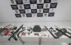 Durante operação, PCCE prende cinco CACs e apreende 18 armas e 769 munições em Fortaleza