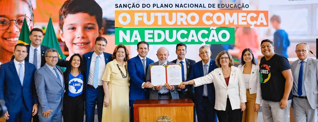 Governador Elmano de Freitas participa da sanção do Plano Nacional de Educação, em Brasília