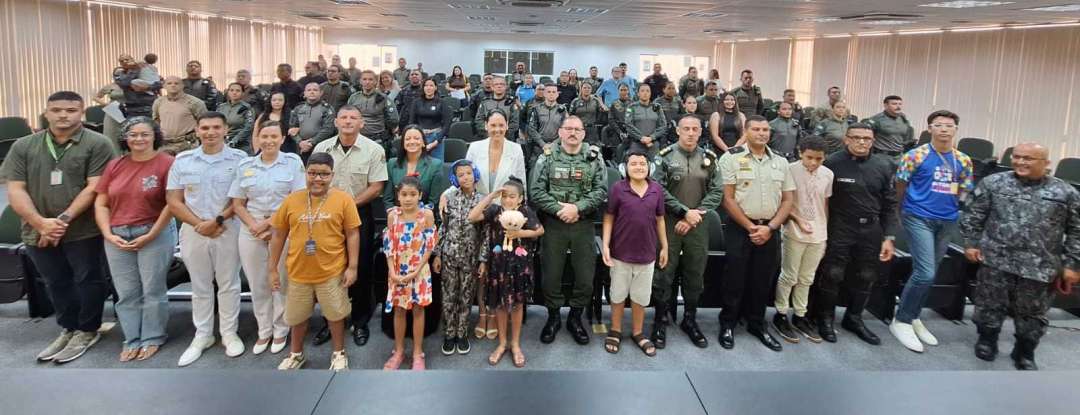 PMCE realiza formatura de 304 policiais em capacitação para abordagem de pessoas com autismo