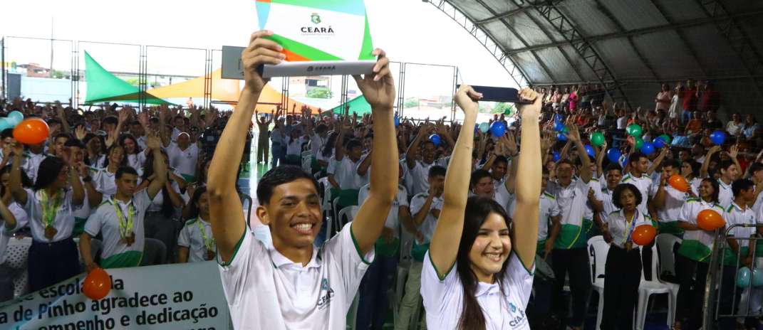 Governo do Ceará entrega tablets para 833 alunos em Ipueiras, Poranga e Ipaporanga