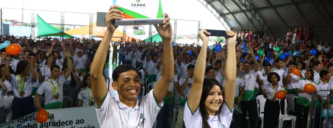 Governo do Ceará entrega tablets para 833 alunos em Ipueiras, Poranga e Ipaporanga