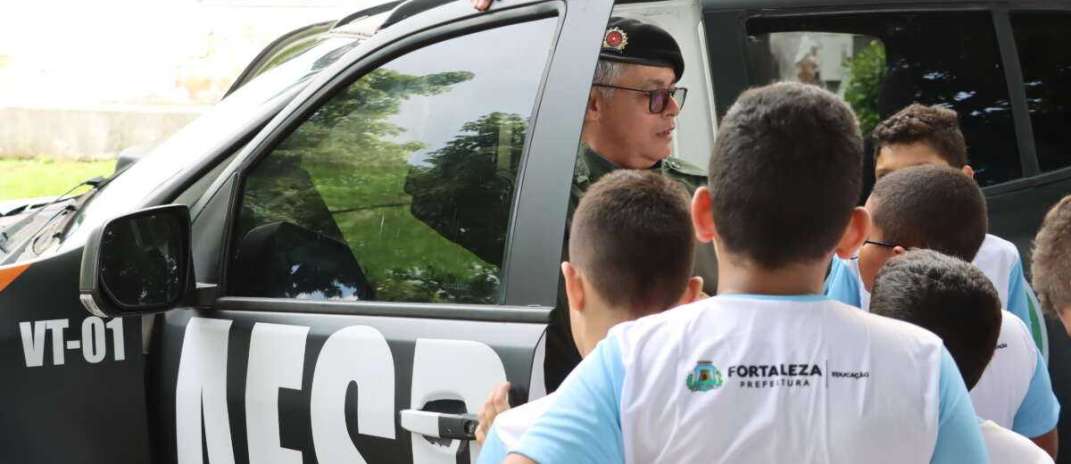 Em visita educativa, Aesp recebe estudantes do ensino fundamental e promove doação de livros