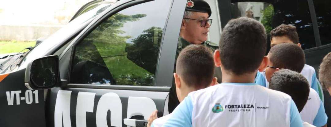 Em visita educativa, Aesp recebe estudantes do ensino fundamental e promove doação de livros