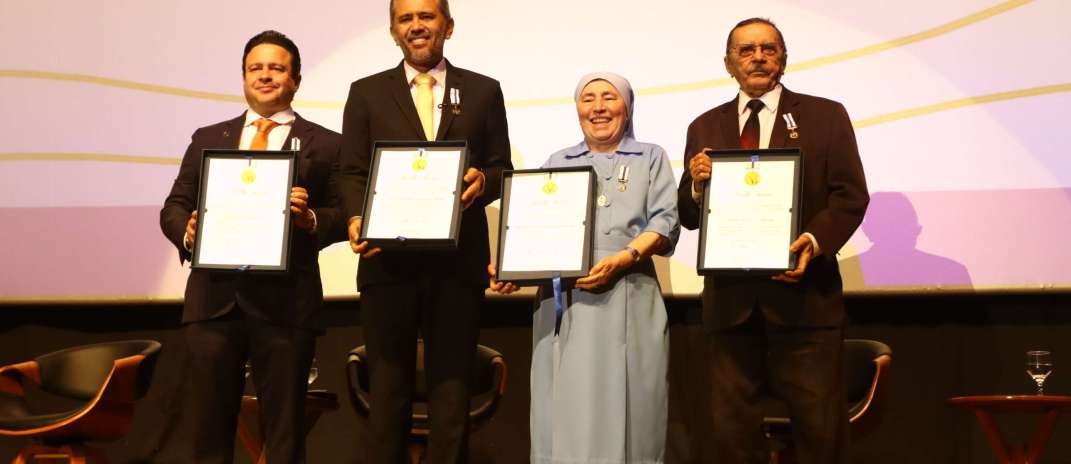 Na abertura das celebrações dos 300 anos de Fortaleza, governador Elmano de Freitas recebe Medalha Iracema
