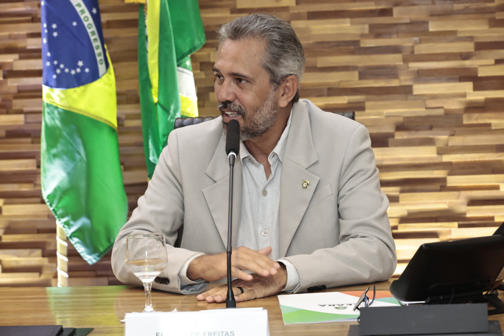 Governador Elmano de Freitas e autoridades na solenidade