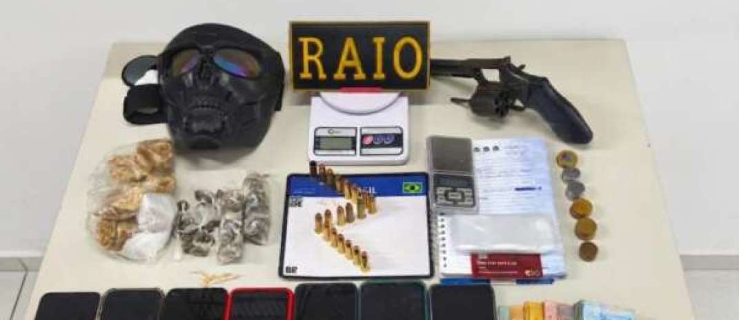 Trio é preso pela PMCE com drogas, arma, munições e aves silvestres em Coreaú