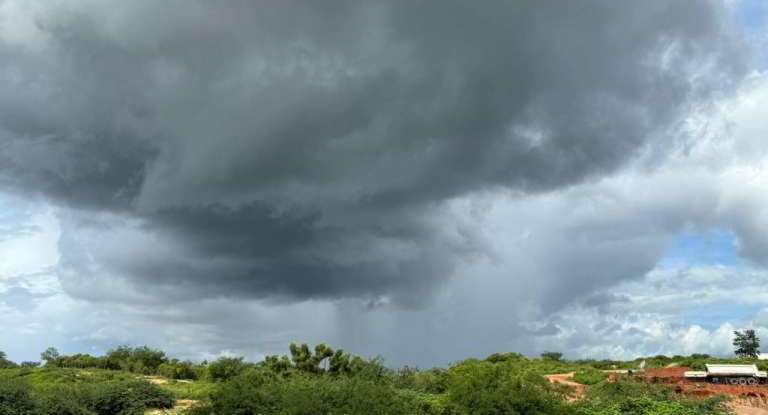 Semana começa com tempo instável e previsão de chuva em grande parte do Ceará