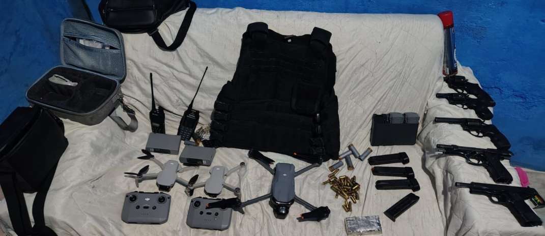 Durante ação conjunta, trio é preso em posse de cinco armas, 110 munições e drones no Barroso
