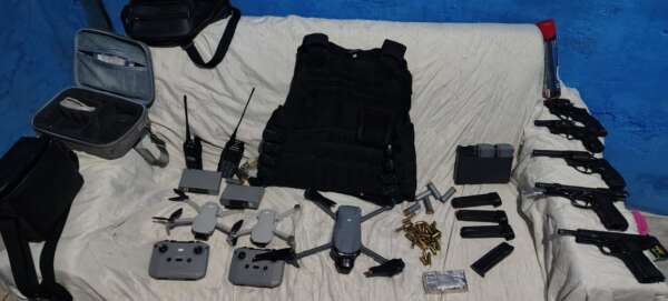 Durante ação conjunta, trio é preso em posse de cinco armas, 110 munições e drones no Barroso