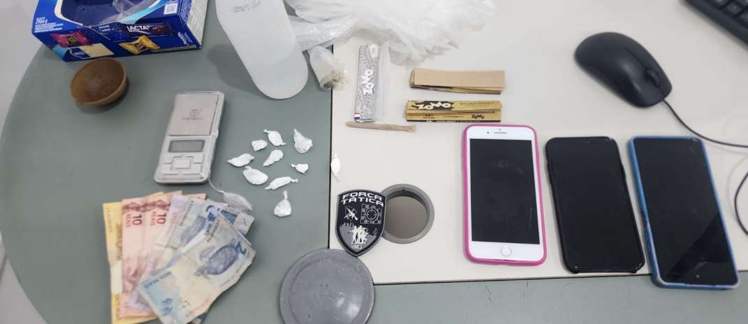 PMCE captura dupla e apreende drogas e celular em Fortaleza