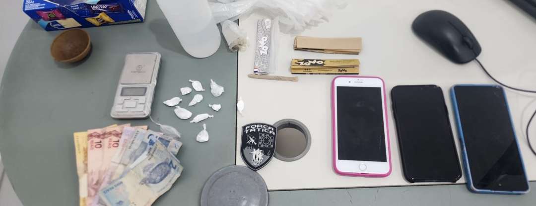 PMCE captura dupla e apreende drogas e celular em Fortaleza