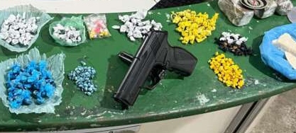 Polícia Militar prende dois suspeitos com drogas e simulacro de pistola no bairro Jangurussu