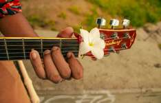 “Só sabe quem mora lá”: CCBJ circula espetáculo da primeira turma do curso técnico em instrumento musical  