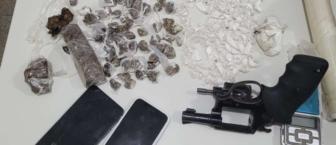 Dupla em posse de drogas e arma de fogo é presa em flagrante durante ação da Polícia Civil em Fortaleza
