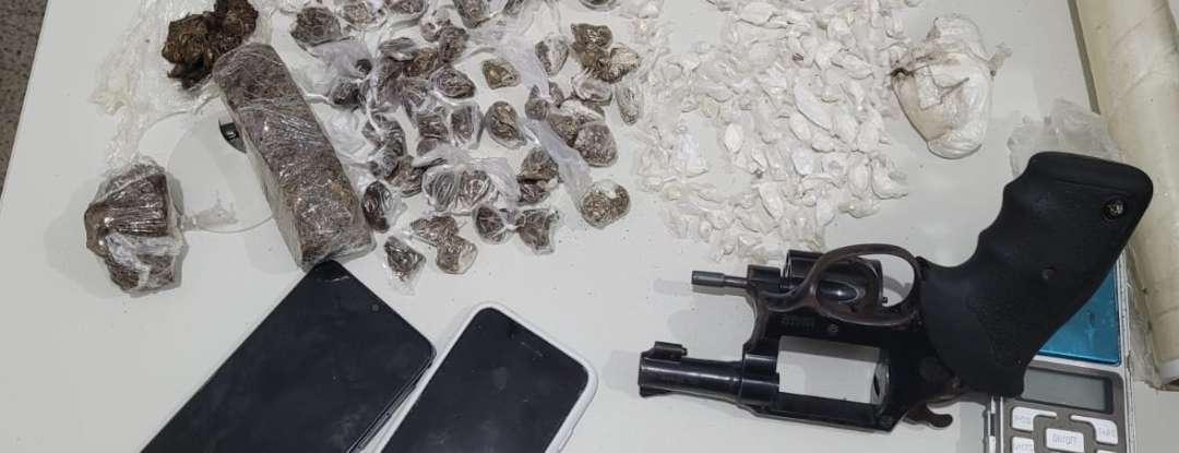 Dupla em posse de drogas e arma de fogo é presa em flagrante durante ação da Polícia Civil em Fortaleza