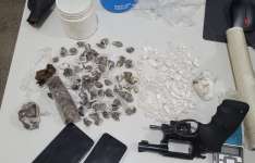Dupla em posse de drogas e arma de fogo é presa em flagrante durante ação da Polícia Civil em Fortaleza