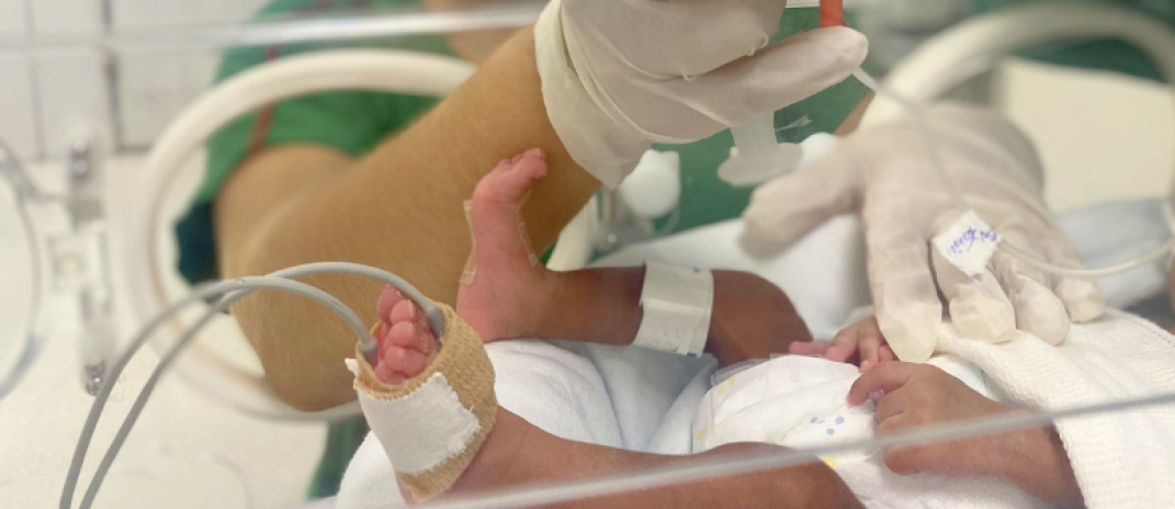 Leite humano fortalece proteção natural de prematuros, orienta nutricionista do Hospital Regional Norte