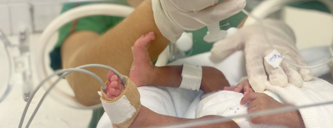 Leite humano fortalece proteção natural de prematuros, orienta nutricionista do Hospital Regional Norte