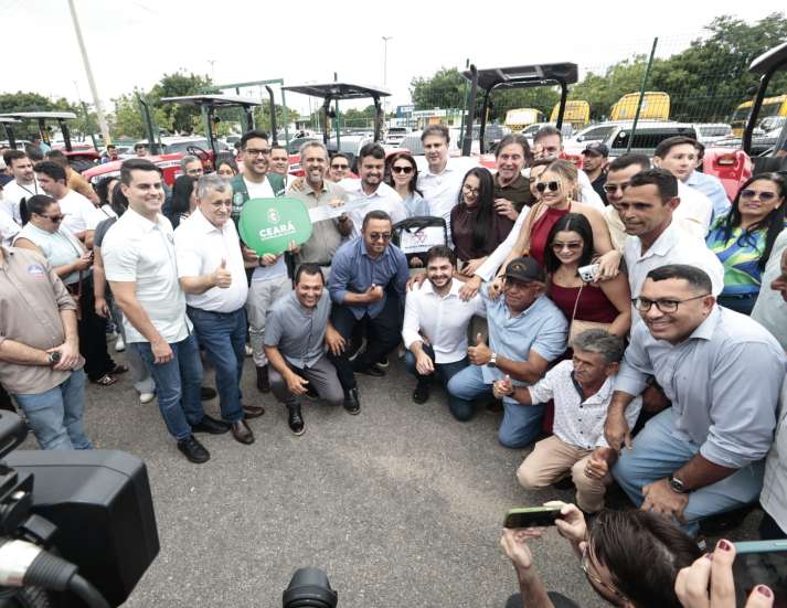 Governo do Ceará fortalece agricultura familiar com entrega de 20 tratores no Cariri