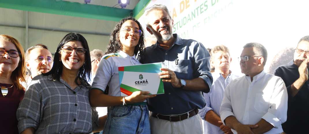 Governo do Ceará entrega tablets a estudantes em Abaiara