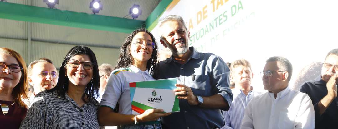 Estudantes de Abaiara recebem tablets do Governo do Ceará