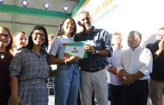 Governo do Ceará entrega tablets a estudantes em Abaiara