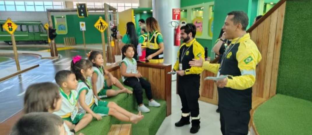 Detran-CE realiza ação alusiva ao Maio Amarelo na Cidade Mais Infância