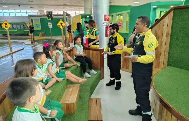 Detran-CE realiza ação alusiva ao Maio Amarelo na Cidade Mais Infância