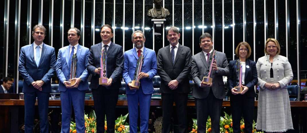 “O maior patrimônio de um povo está na capacidade de educar suas crianças”, diz Elmano ao receber comenda Alfabetização na Idade Certa
