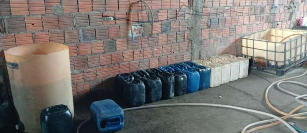 Polícia Militar apreende cerca de 50 mil litros de combustíveis e prende três pessoas em flagrante em galpão no bairro Ancuri
