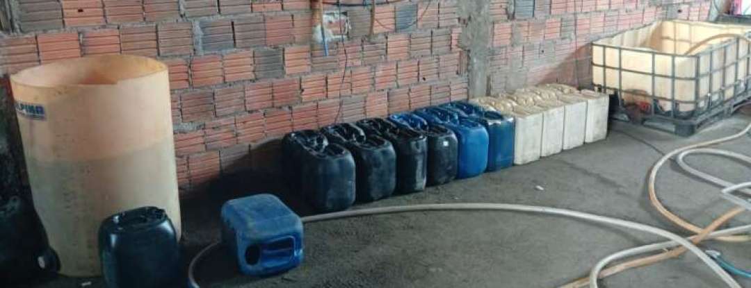 Polícia Militar apreende cerca de 50 mil litros de combustíveis e prende três pessoas em flagrante em galpão no bairro Ancuri