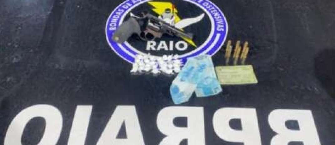 PMCE prende homem com arma, drogas e motocicleta com suspeita de clonagem em Barbalha