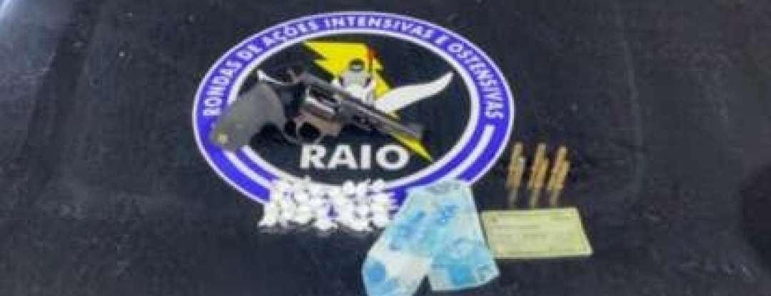 PMCE prende homem com arma, drogas e motocicleta com suspeita de clonagem em Barbalha