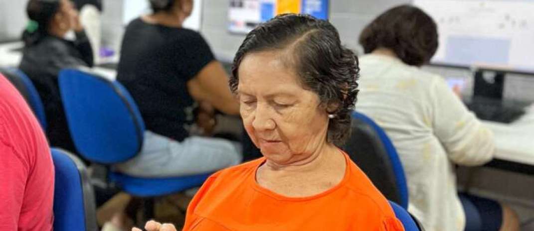 Curso auxilia pessoas idosas a identificar golpes e a usar a internet de forma segura