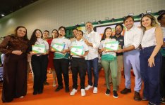 Com investimento superior a R$ 11 milhões, Governo do Ceará entrega mais de 25 mil tablets para alunos da rede pública de Fortaleza