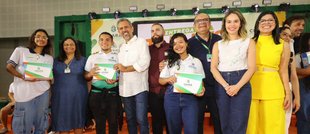 Com investimento superior a R$ 11 milhões, Governo do Ceará entrega mais de 25 mil tablets para alunos da rede pública de Fortaleza