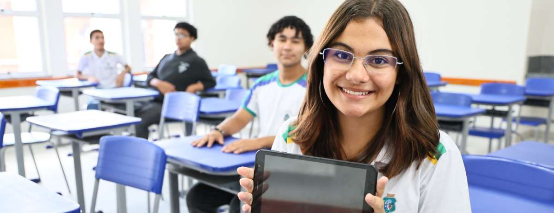 Governo do Ceará ultrapassa 98 mil tablets entregues a estudantes no 1º semestre de 2026